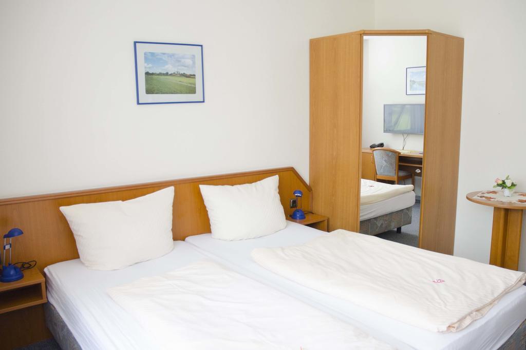 Hotel Zum Wikinger Neßmersiel Esterno foto